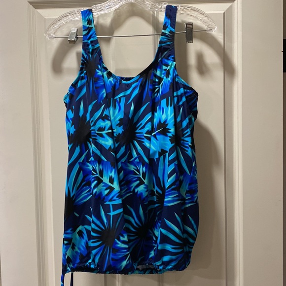 Swim top with pocketed bra for prosthetic inserts - Picture 2 of 4